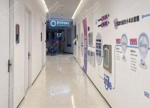 深圳愛爾西柚眼科門診部走廊