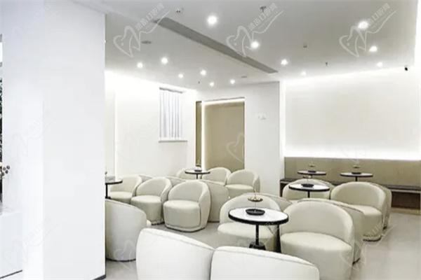 廈門拜瑞口腔醫(yī)院候診區(qū)